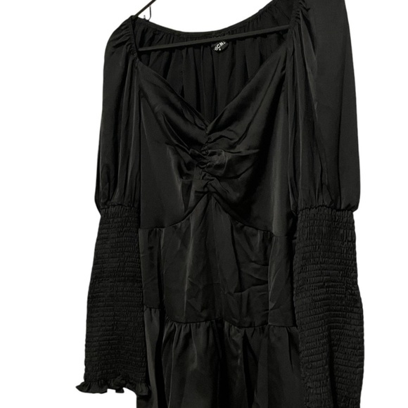 V Neck Puffed Sleeve Black Dress with Cinched Waist Size Medium - Picture 6 of 7